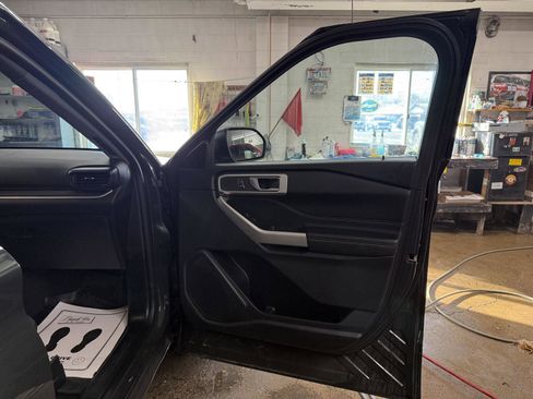 Used 2022 Ford Explorer XLT image 23