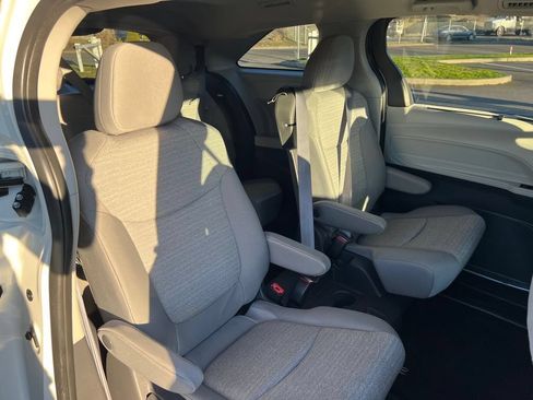 Used 2021 Toyota Sienna LE AWD/4WD image 17
