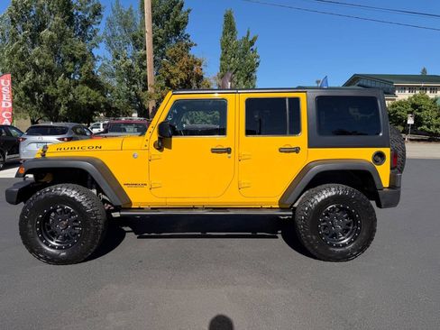 Used 2015 Jeep Wrangler Unlimited Rubicon w/ Connectivity Group AWD/4WD image 4