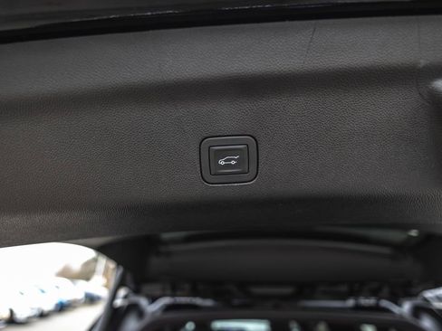 Used 2025 Chevrolet Suburban Premier image 40