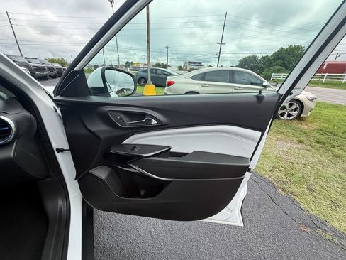 Used 2025 Chevrolet Trax LT w/ LT Convenience Package FWD image 22