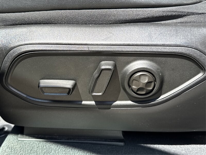 Used 2023 Jeep Grand Cherokee Limited AWD/4WD image 21