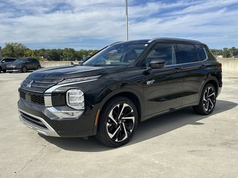 Used 2023 Mitsubishi Outlander SEL image 2