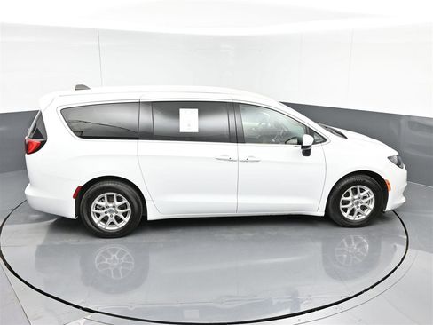 Used 2023 Chrysler Voyager LX image 25