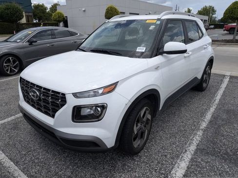 Used 2024 Hyundai Venue SEL FWD image 2