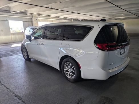 New 2026 Chrysler Pacifica Select image 7