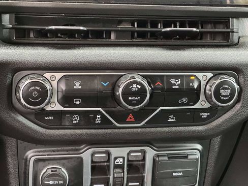 Used 2024 Jeep Gladiator Sport AWD/4WD image 6