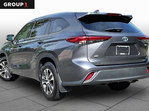 Used 2020 Toyota Highlander XLE AWD/4WD image 12