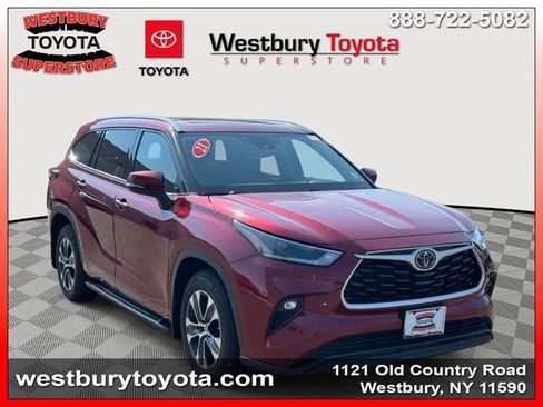 Used 2021 Toyota Highlander XLE AWD/4WD image 1