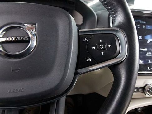 Used 2019 Volvo XC40 T5 Momentum AWD/4WD image 16