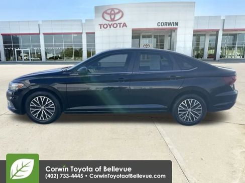 Used 2019 Volkswagen Jetta SE image 2