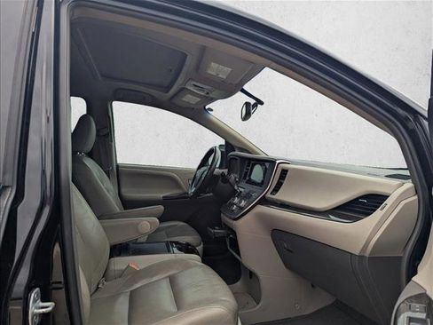 Used 2017 Toyota Sienna XLE w/ XLE Navigation Package FWD image 15