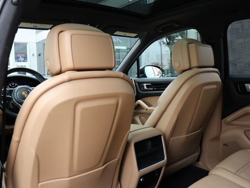 Used 2020 Porsche Cayenne image 39