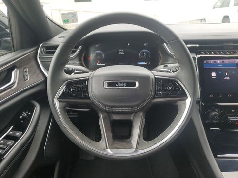 Used 2023 Jeep Grand Cherokee Overland RWD image 11