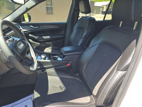 Used 2023 Jeep Grand Cherokee Altitude AWD/4WD image 21