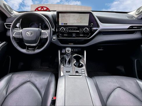 Used 2023 Toyota Highlander Platinum image 14