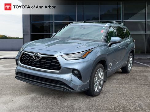Used 2023 Toyota Highlander Limited AWD/4WD image 9