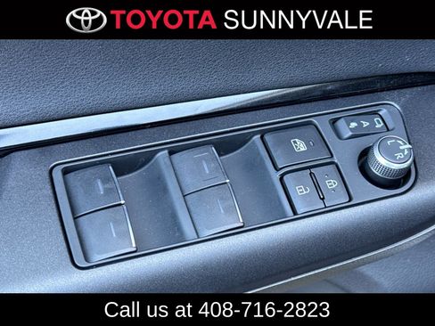 Used 2023 Toyota Venza LE AWD/4WD image 18