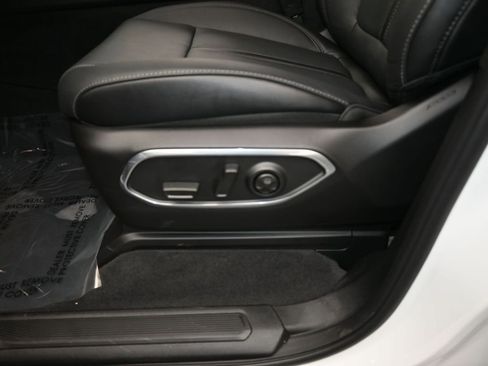 Used 2023 Jeep Wagoneer L Series III w/ Preferred Equipment Group image 15