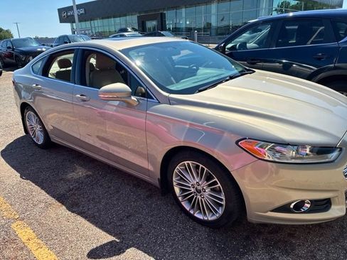 Used 2016 Ford Fusion SE w/ Equipment Group 202A FWD image 3