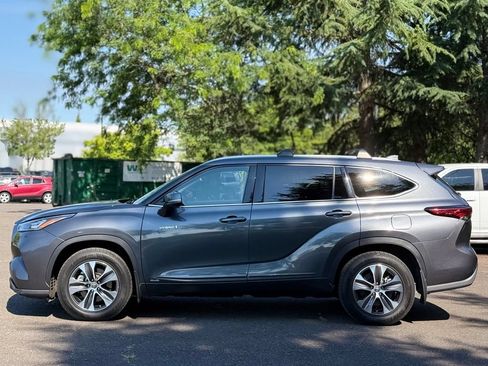 Used 2020 Toyota Highlander XLE AWD/4WD image 2