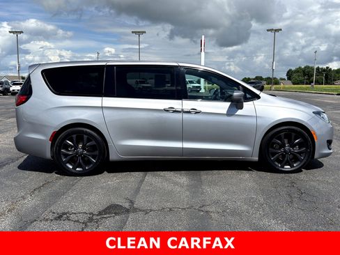 Used 2018 Chrysler Pacifica Touring Plus w/ S Appearance Package FWD image 2