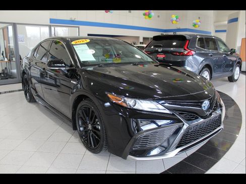 Used 2021 Toyota Camry XSE w/ Navigation Upgrade Package FWD image 3