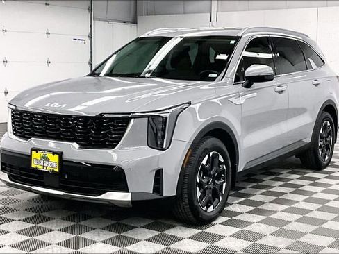 Used 2025 Kia Sorento S image 11