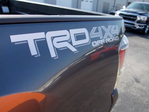 Used 2022 Toyota Tacoma TRD Off-Road w/ TRD Premium Off Road Package AWD/4WD image 4