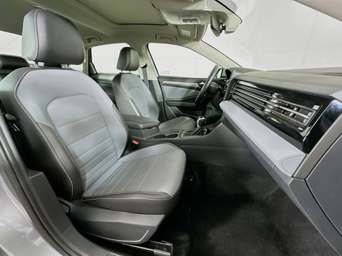 Used 2025 Volkswagen Jetta SE image 30