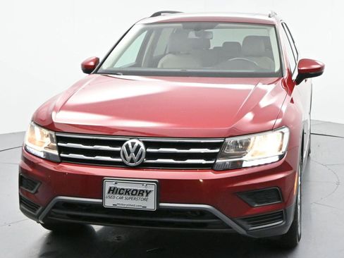 Used 2018 Volkswagen Tiguan SE w/ Panoramic Sunroof Package FWD image 3