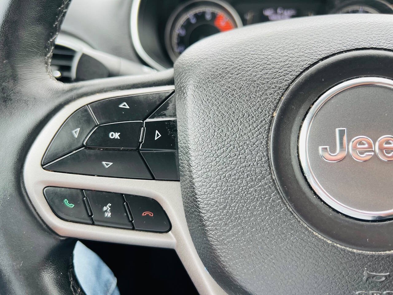 Used 2019 Jeep Cherokee Latitude Plus w/ Cold Weather Group AWD/4WD image 17