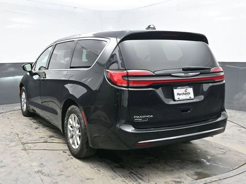 Used 2023 Chrysler Pacifica Touring-L image 5