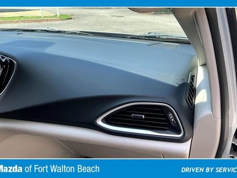Used 2023 Chrysler Pacifica Touring-L FWD image 22