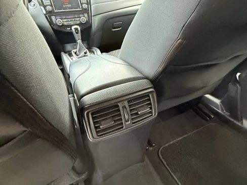 Used 2018 Nissan Rogue SV image 14