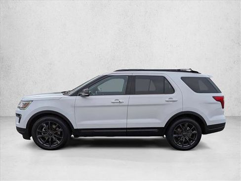 Used 2018 Ford Explorer XLT w/ Equipment Group 202A FWD image 9
