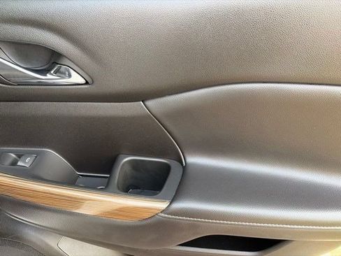 Used 2023 GMC Acadia SLE FWD image 36