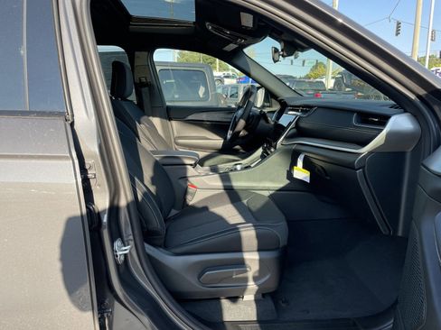 Used 2025 Jeep Grand Cherokee Laredo X image 33