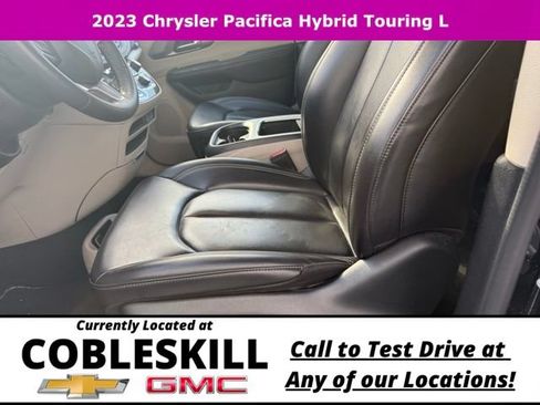 Used 2023 Chrysler Pacifica Touring-L FWD image 9