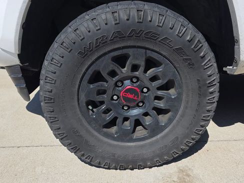 Used 2021 Toyota Tacoma SR5 RWD image 9
