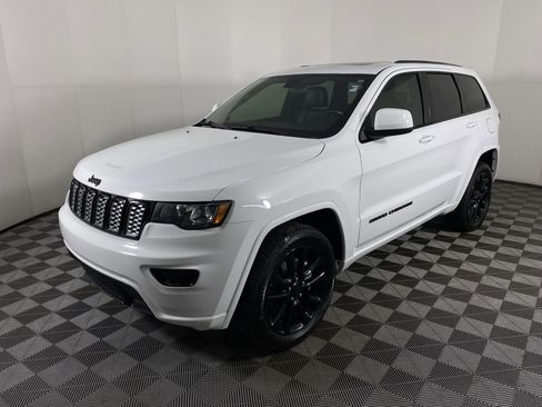 Used 2021 Jeep Grand Cherokee Laredo X AWD/4WD image 12