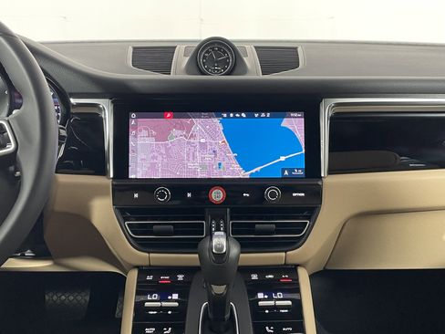 Used 2025 Porsche Macan image 19