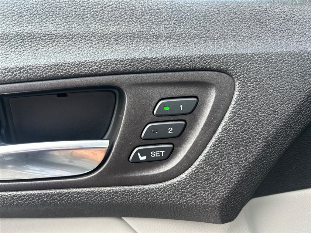 Used 2017 Acura TLX w/ Technology Package FWD image 14
