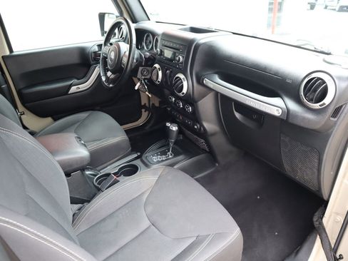 Used 2018 Jeep Wrangler Rubicon w/ Power Convenience Group image 58