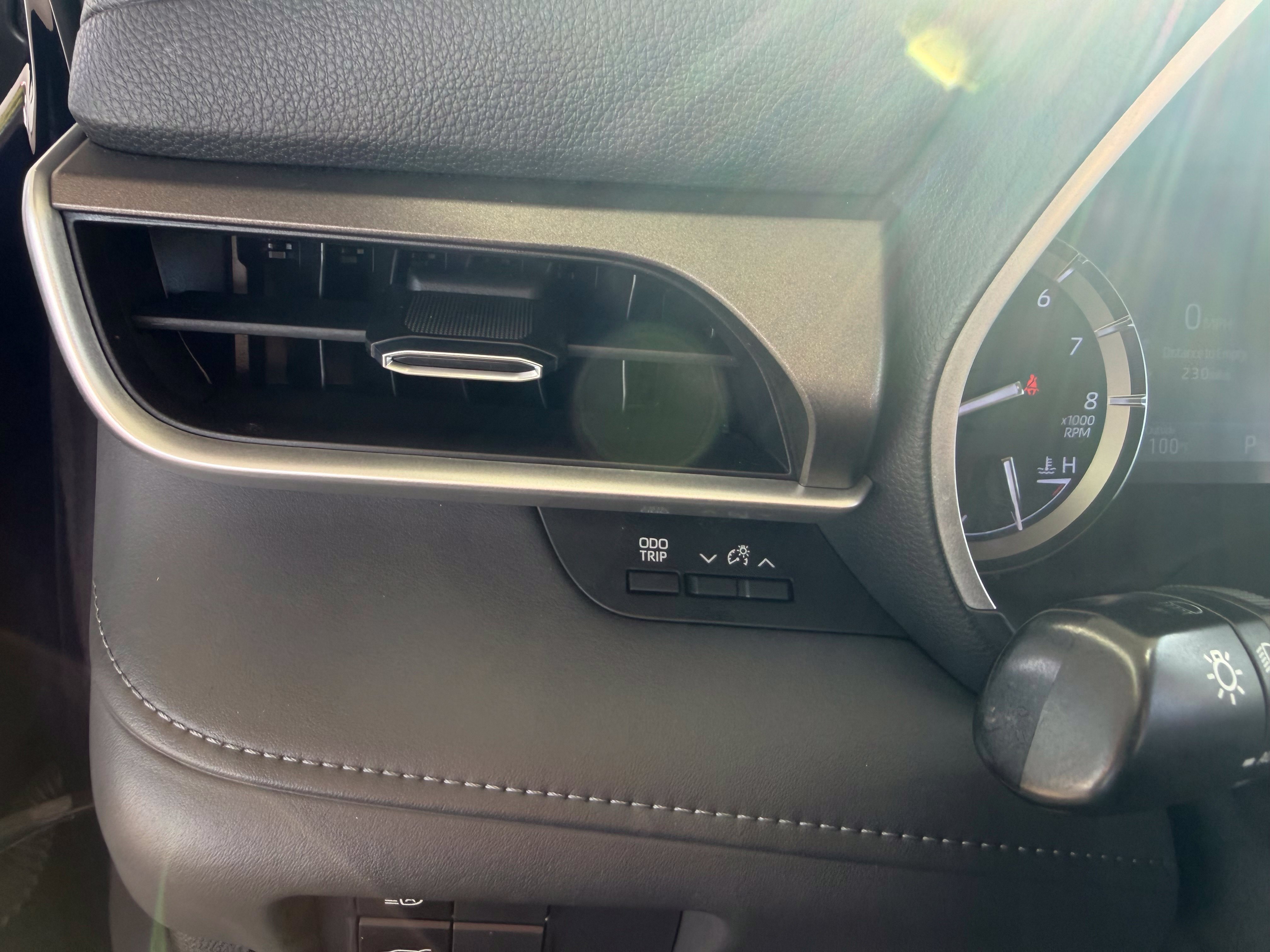 Used 2020 Toyota Highlander XLE FWD image 32