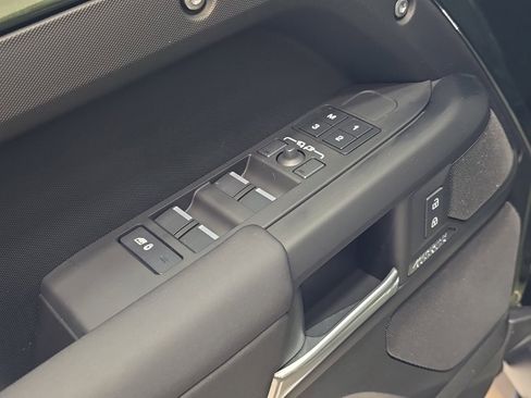 New 2026 Land Rover Defender 130 X-Dynamic SE image 11