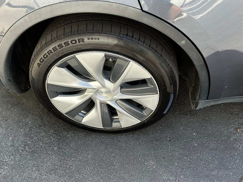 Used 2021 Tesla Model Y Long Range AWD/4WD image 11