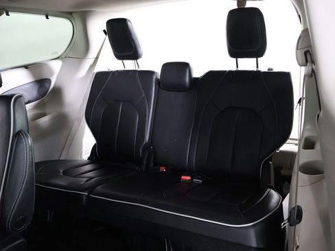Used 2023 Chrysler Pacifica Limited FWD image 40