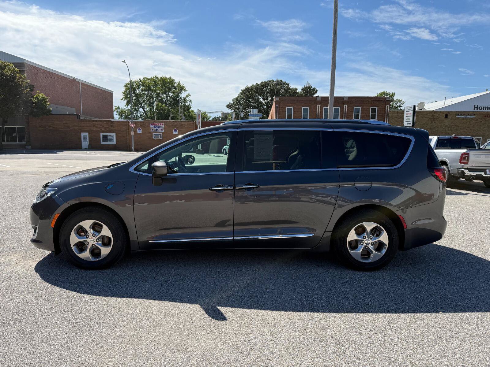 Used 2020 Chrysler Pacifica Touring-L w/ Premium Audio Group FWD image 8