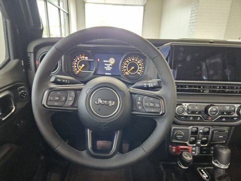 Used 2025 Jeep Gladiator Rubicon w/ Convenience Group AWD/4WD image 17